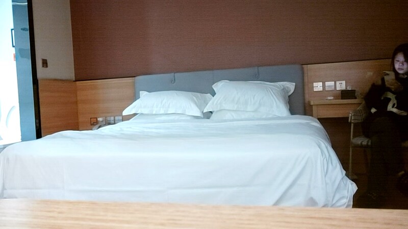 爆操19岁精神小妹，别看纹身不少，还是很听话很配合，娇喘阵阵小骚逼满足了