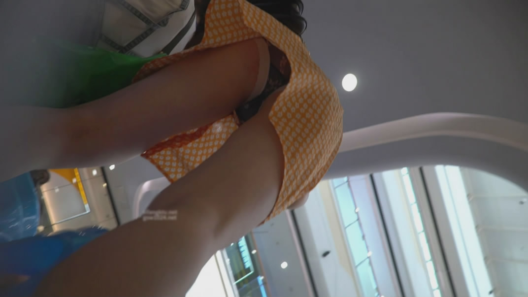 大神偷拍美女裙底包臀裙美女逛超市！半蹲骚内裤贴着镜头性感橙裙少妇带孩子参加活动透明黑内肉臀