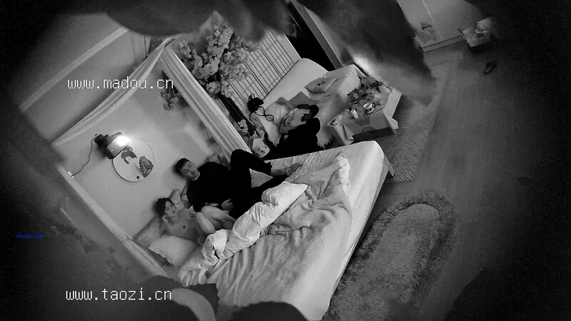 【酒店偷拍】痴情男带上女神开房，清秀漂亮，相拥脱光身材一级棒，爱抚舌吻相拥缠绵一个多小时