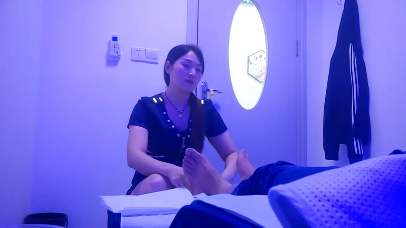 浴店来回穿梭 只要加钱 现场就可以操 几个人妻拿下大奶骚穴湿漉漉