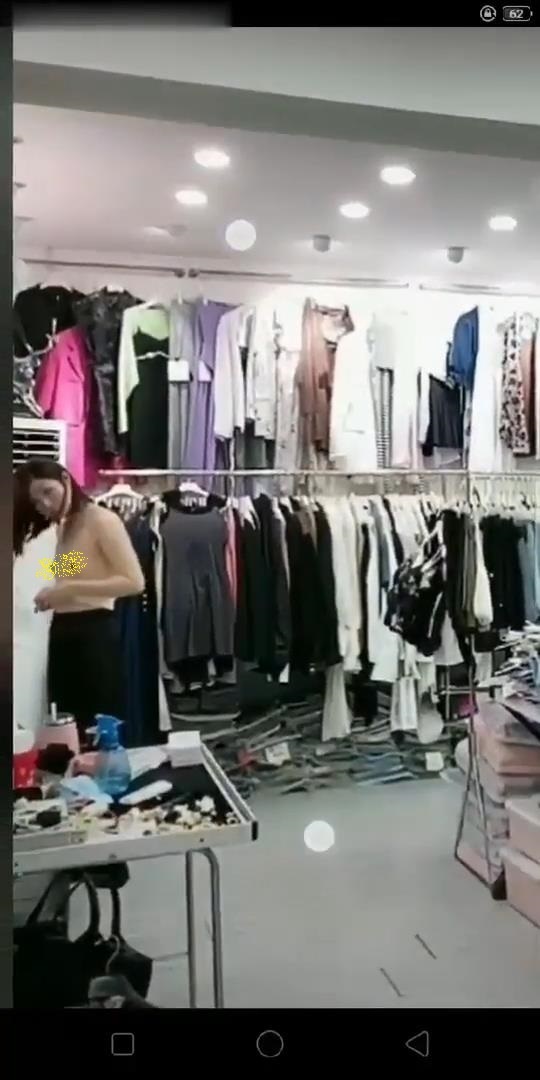 【抖音直播漏点】潮范女装--店主开直播偷拍顾客换衣，美女发现吓飞，十几个顾客中招了，超刺激