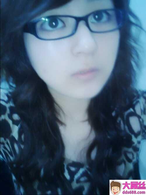 女人还是良家人妻有味道,没有想到脱光了胸这样大