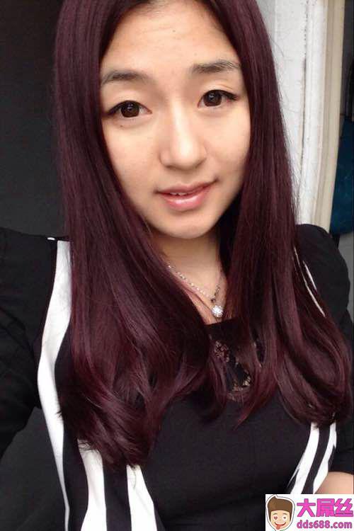 女人还是良家人妻有味道,没有想到脱光了胸这样大