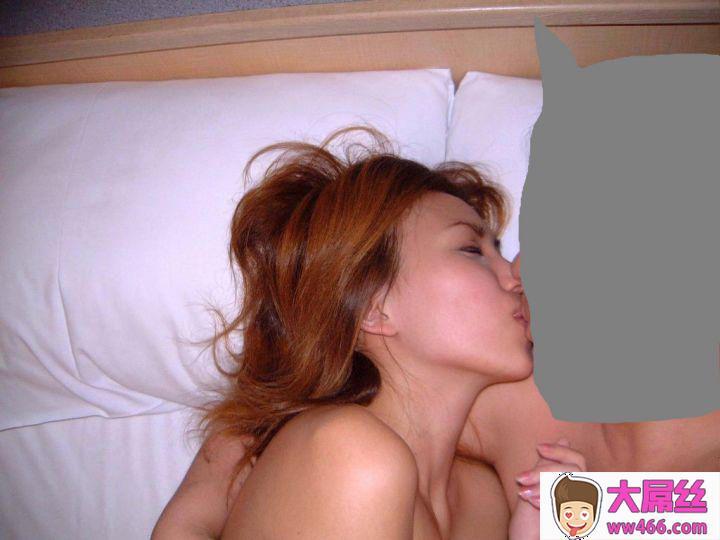 利达奶茶店的妹子,在床上看上去很喜欢玩弄鸡巴,穴那么嫩真的日得爽哦