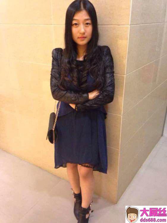 女人还是良家人妻有味道,没有想到脱光了胸这样大