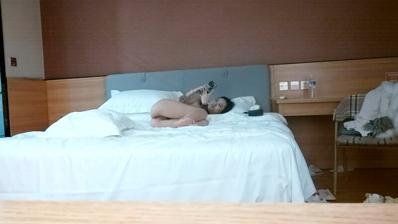 23岁江苏小美女过年不回家想多赚钱,乖巧配合黑丝苗条,激情爆操呻吟动听