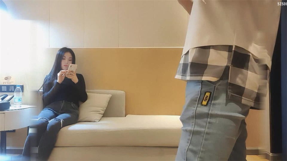 极品御姐有身材有颜值 贴身毛衣牛仔裤前凸后翘大长腿 真是性感啊 冲动爱抚抱紧亲吻 情趣服饰啪啪猛力操