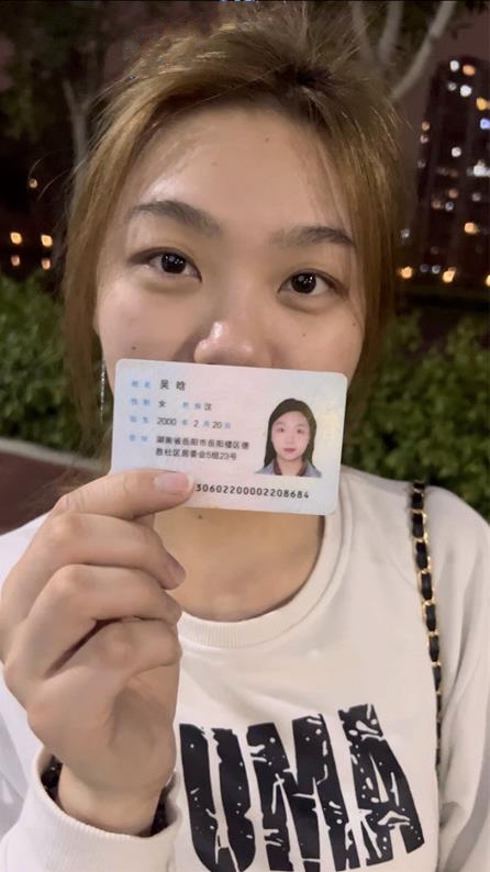 推特红人【查小理-吴晗】全裸任务,车来车往路边搭讪小青年免费给口活,对话刺激