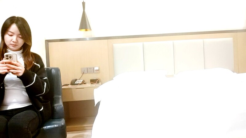 深夜外围场漂亮小姐姐温柔恬静，羞涩中带着一抹风情，激情爆操高潮中