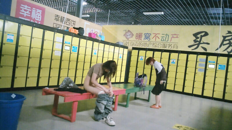 脱衣服效率很高的神仙姐姐，一下子把内裤连同袜子都薅下来了