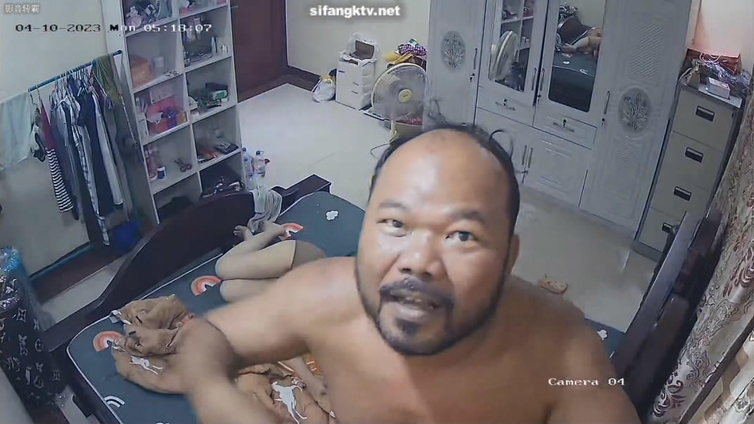 黑客破解摄像头TP小姐姐老公不在家被黝黑中年大叔骗开房门扒光衣服强上 无力反抗