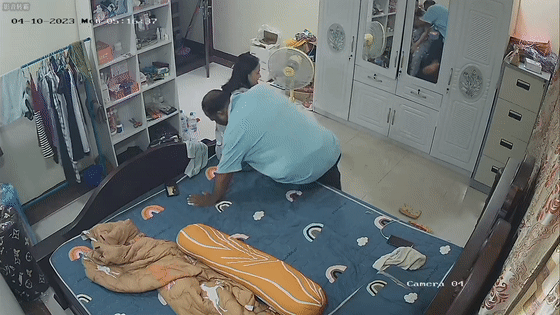 黑客破解摄像头TP小姐姐老公不在家被黝黑中年大叔骗开房门扒光衣服强上 无力反抗