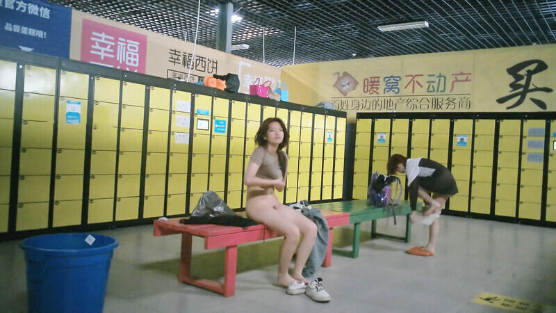 脱衣服效率很高的神仙姐姐，一下子把内裤连同袜子都薅下来了