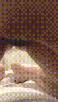 漂亮制服美女3P 身材娇小 同时伺候三根肉棒 嘴叼逼插 被无套输出 非常享受舒坦