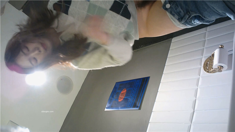 商场女厕全景多位不敢坐蹲着尿的少妇