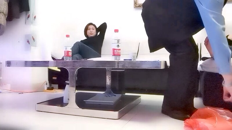 【换妻日记】人到中年玩得好花，县城公务员夫妻来交换，风情万种，被陌生男人干嗷嗷叫爽了！