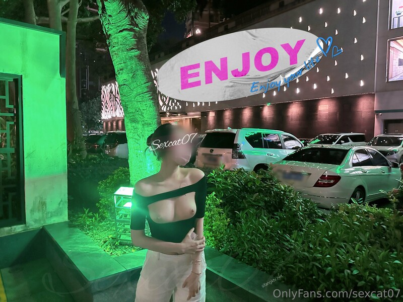 真实按摩店色诱男技师，醉酒和陌生人做爱，约单男3P