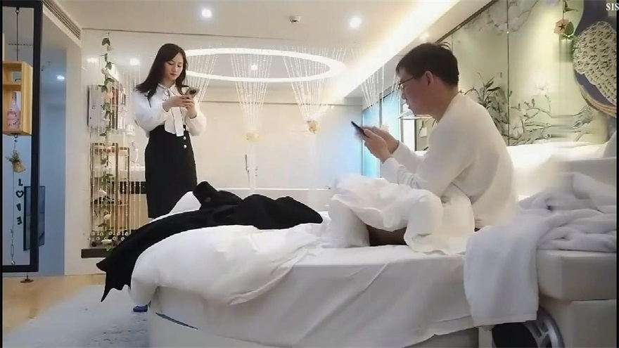 在豪华酒店和风情十足御姐做爱，白衣黑裙丰腴肉感，抱着白白嫩嫩肉体啪啪狠狠插入抽送，噗嗤销魂穴爽