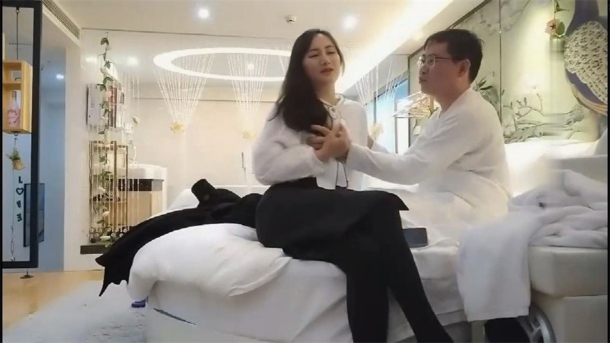 在豪华酒店和风情十足御姐做爱，白衣黑裙丰腴肉感，抱着白白嫩嫩肉体啪啪狠狠插入抽送，噗嗤销魂穴爽