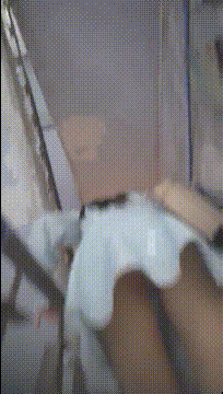 跟随偷窥跟儿子遛狗回家的漂亮少妇 这个牛逼了胆子太大了 小孩在旁边照抄不误 闪光灯都打开了