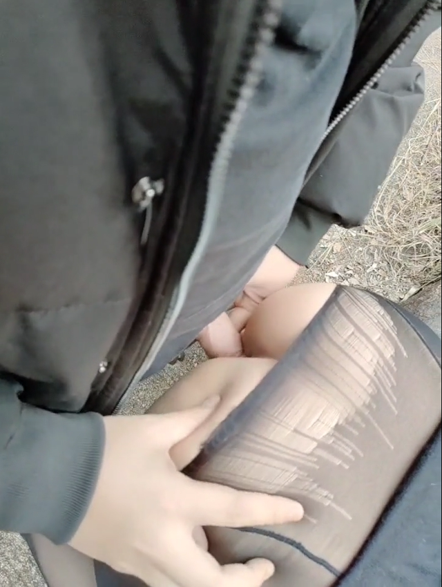 夫妻大白天户外勾引小哥哥操老婆,老公在一旁拍摄