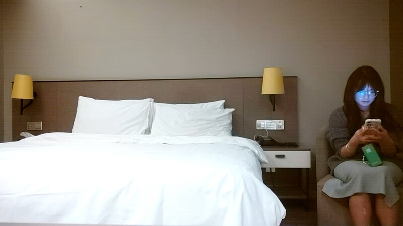 大三兼职学生妹援交，眼镜妹反差婊，被操得飘飘欲仙，累的半死！