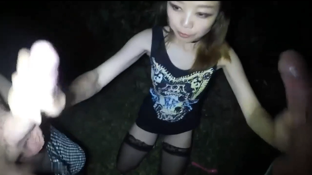 年轻少妇深夜勾搭两个小哥哥野外3P