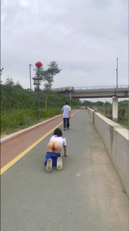 屌炸天！推特顶级身材露出狂人学生小嫩妹【linlin】私拍福利，喜欢户外人前极限露出公厕里打炮调教