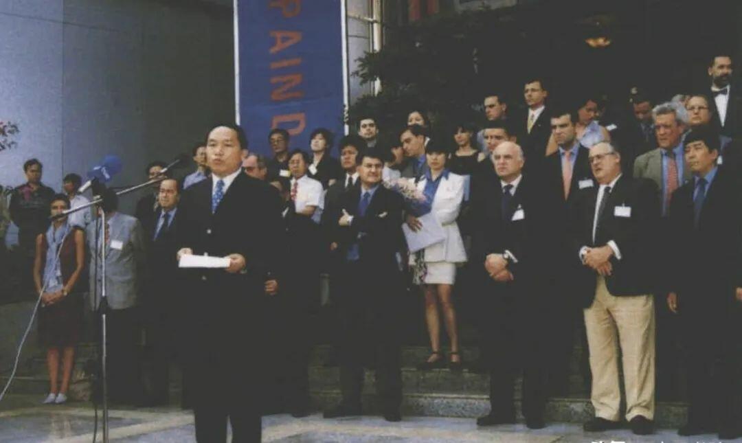 “好色省长”喜欢上半老徐娘游船老板娘，出钱任其挥霍，让妻子认她做妹妹