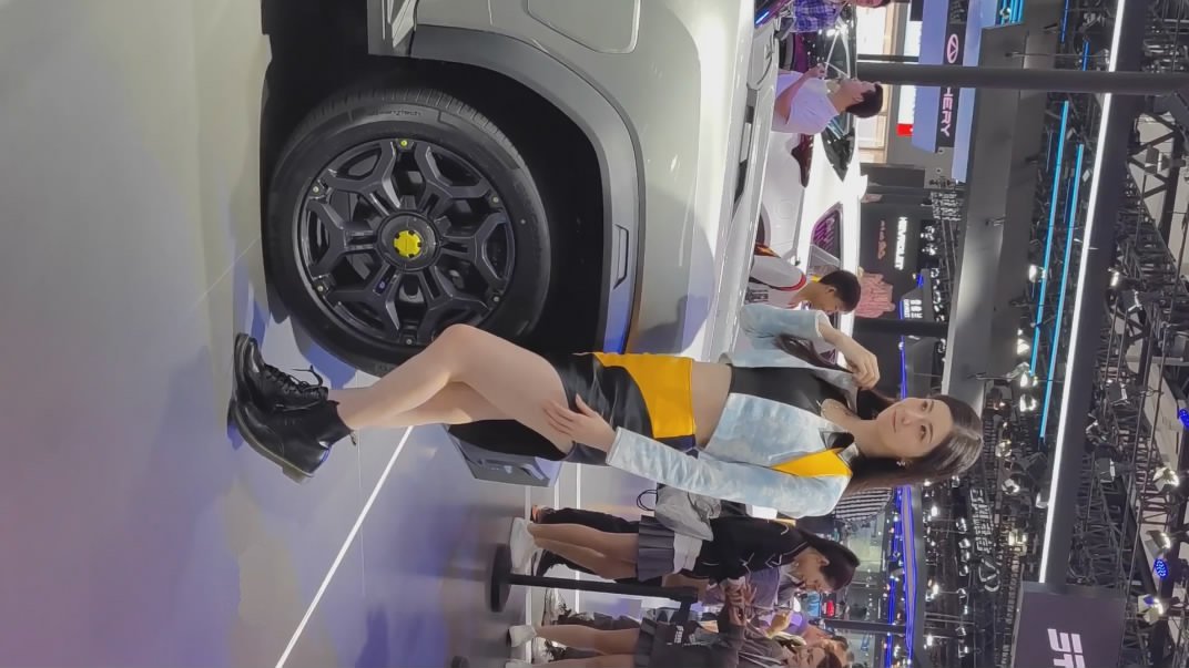 2023车展大神偷拍一起来看车展的各种路人 主播车模裙底风光肉色丝袜极品大腿