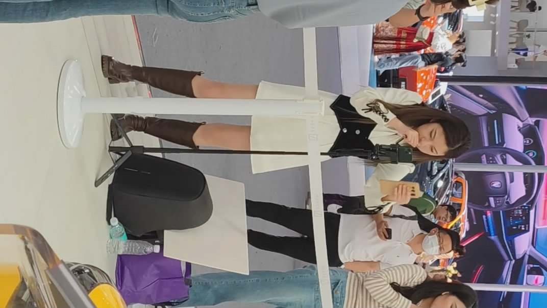 2023车展大神偷拍一起来看车展的各种路人 主播车模裙底风光肉色丝袜极品大腿