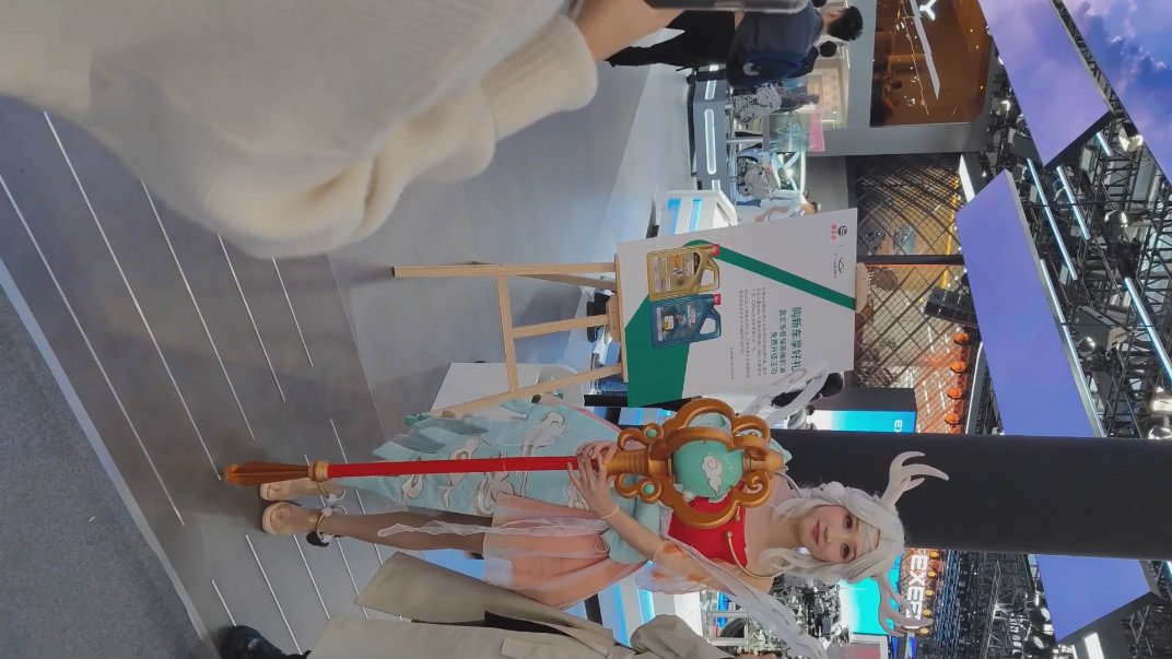 2023车展大神偷拍一起来看车展的各种路人 主播车模裙底风光肉色丝袜极品大腿