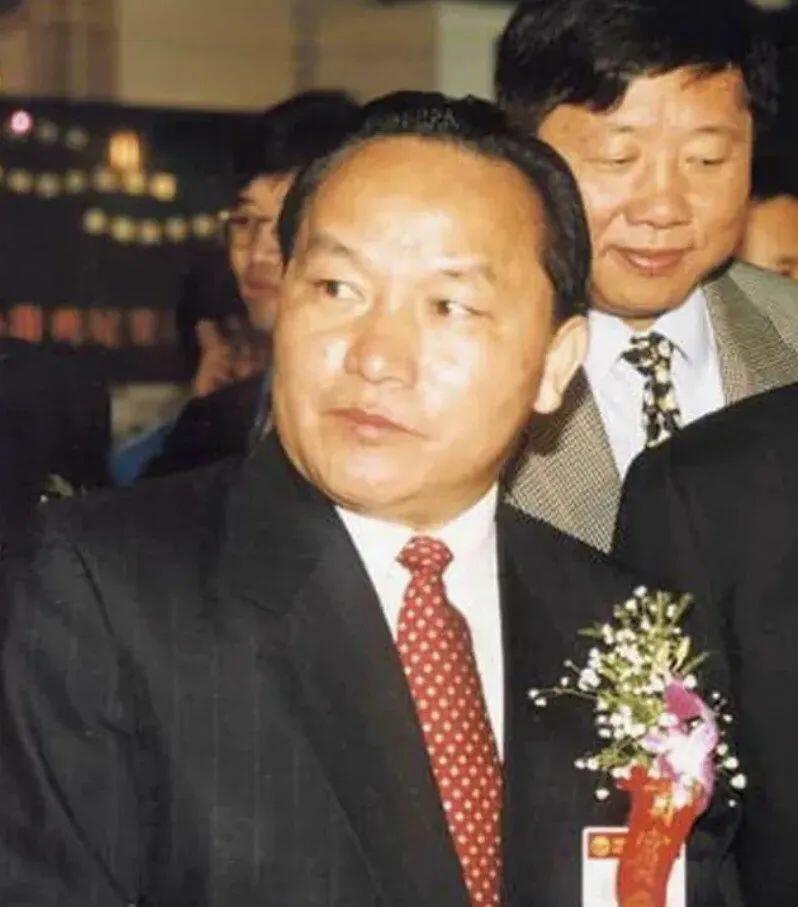 “好色省长”喜欢上半老徐娘游船老板娘，出钱任其挥霍，让妻子认她做妹妹