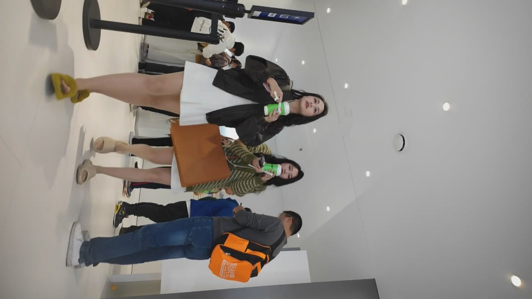 2023车展大神偷拍一起来看车展的各种路人 主播车模裙底风光肉色丝袜极品大腿