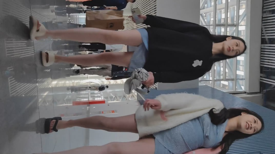 2023车展大神偷拍一起来看车展的各种路人 主播车模裙底风光肉色丝袜极品大腿