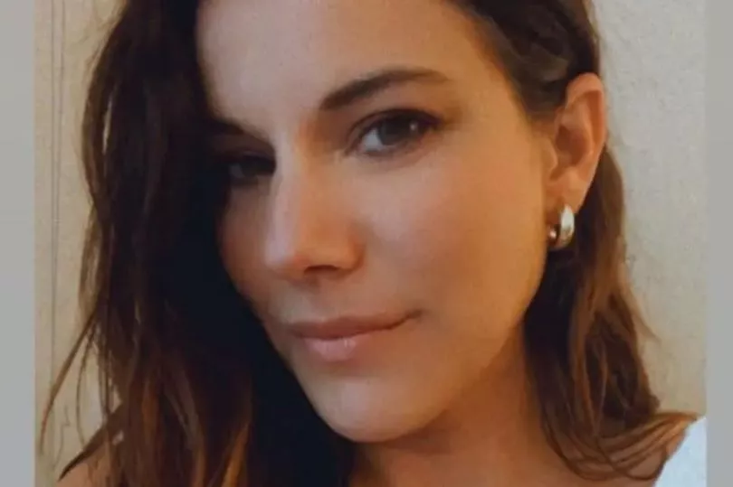 已婚妈妈在酒店房间里和两个15岁的男孩发生性关系