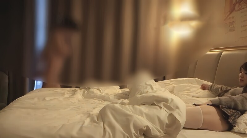 清纯反差女神像个邻家女孩一样，完美露脸露穴，胸部又白又大又嫩，完美女友型