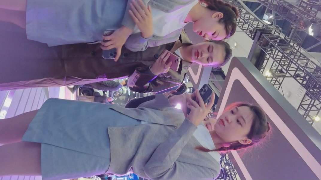 2023车展大神偷拍一起来看车展的各种路人 主播车模裙底风光肉色丝袜极品大腿