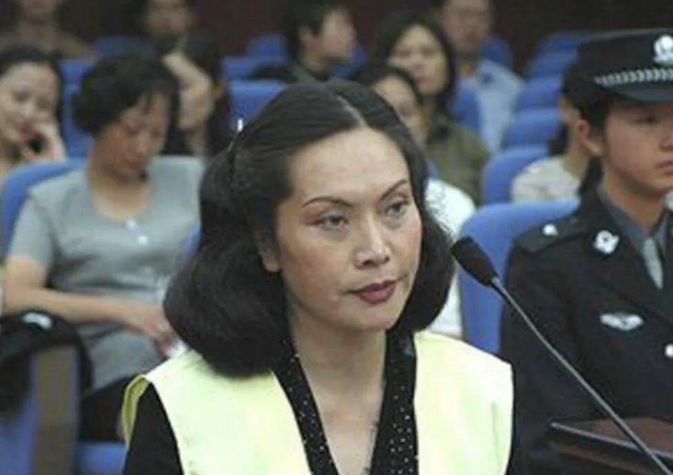 “好色省长”喜欢上半老徐娘游船老板娘，出钱任其挥霍，让妻子认她做妹妹