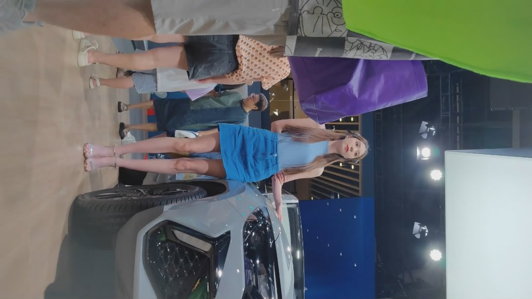 2023车展大神偷拍一起来看车展的各种路人 主播车模裙底风光肉色丝袜极品大腿