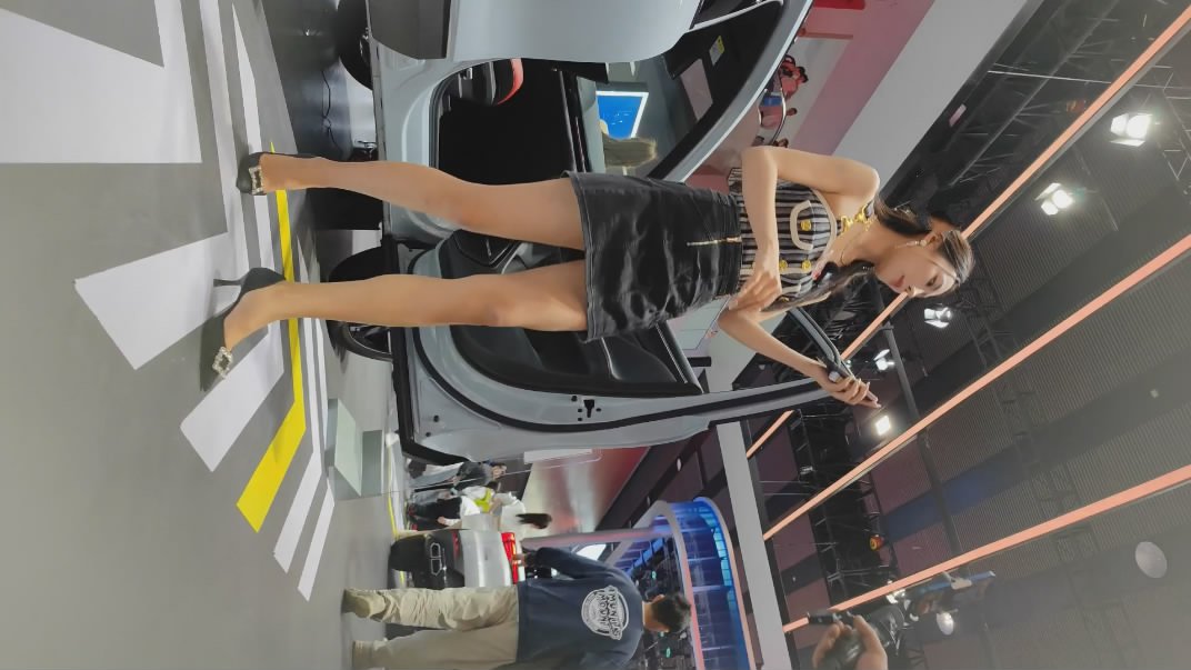 2023车展大神偷拍一起来看车展的各种路人 主播车模裙底风光肉色丝袜极品大腿