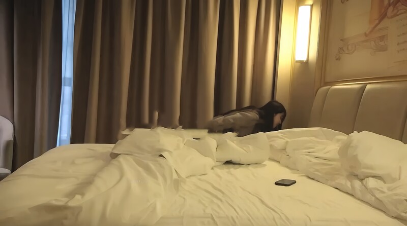 清纯反差女神像个邻家女孩一样，完美露脸露穴，胸部又白又大又嫩，完美女友型