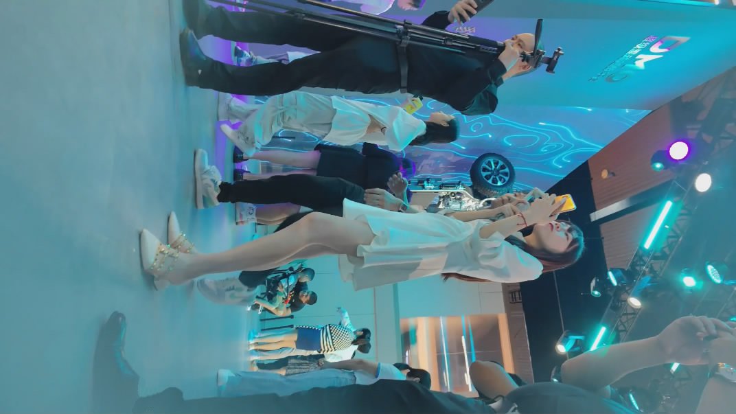 2023车展大神偷拍一起来看车展的各种路人 主播车模裙底风光肉色丝袜极品大腿