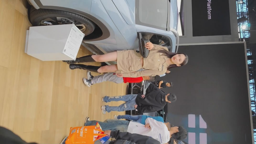 2023车展大神偷拍一起来看车展的各种路人 主播车模裙底风光肉色丝袜极品大腿