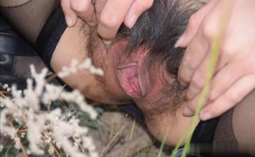 美女穿着黑丝裸拍