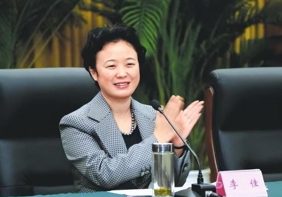 女教师和省长暧昧20年，“睡”成市委书记！被捕后两人联手翻供