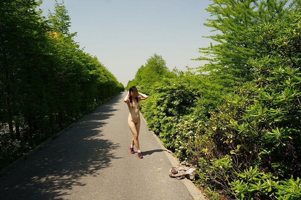 大白天在郊外公園脫光衣服散步