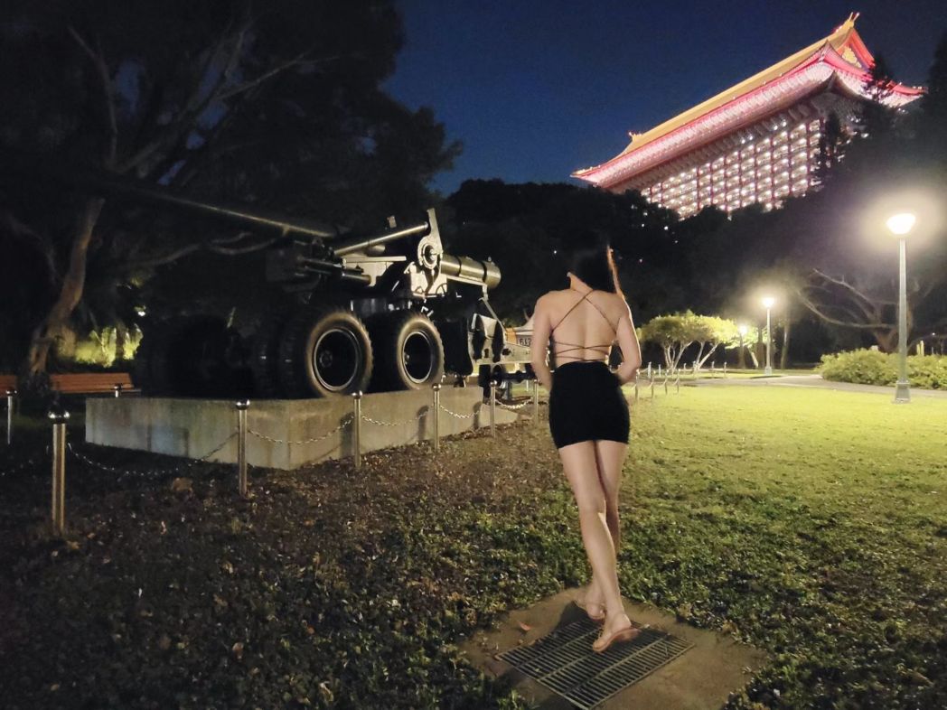 大街上露出 玩的就是刺激啊