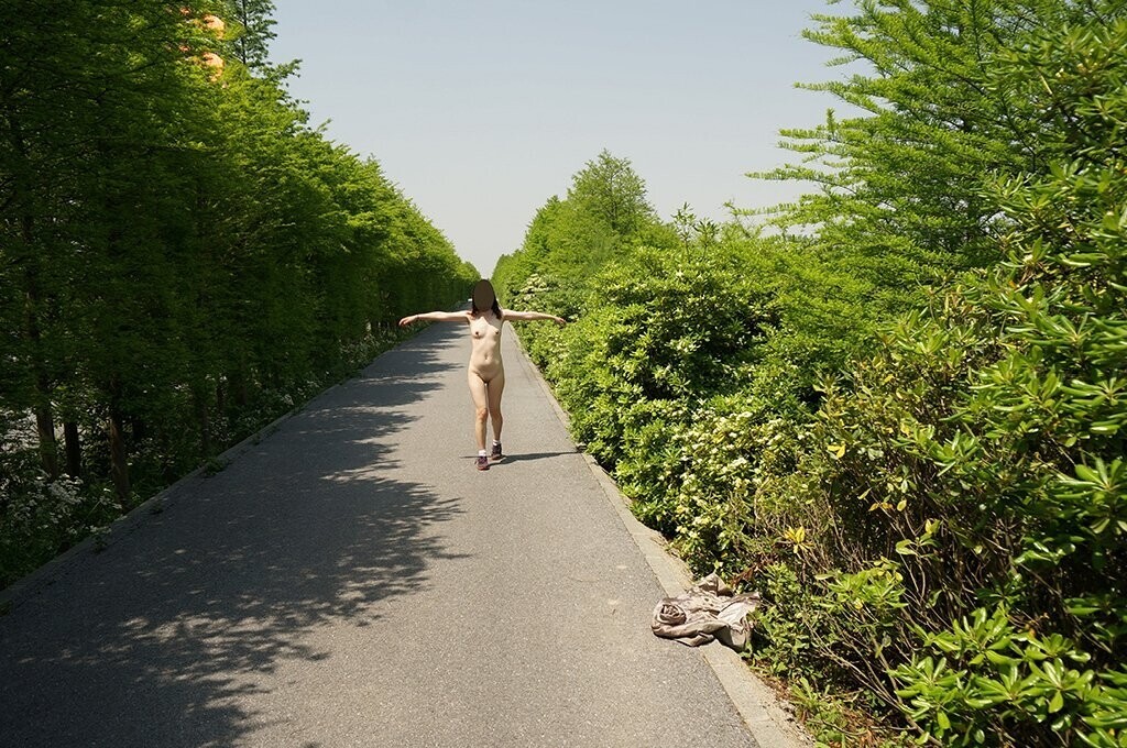 大白天在郊外公園脫光衣服散步