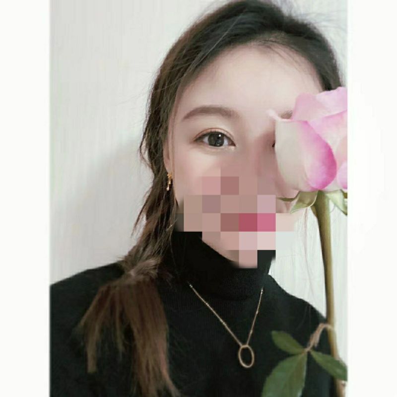 这女的一看动作就很豪放啊 长得也不错 身材挺好的